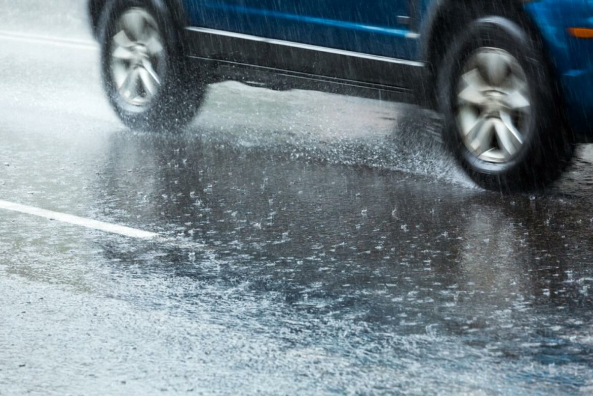 AMSS: Kiša i radovi na putu usporavaju saobraćaj