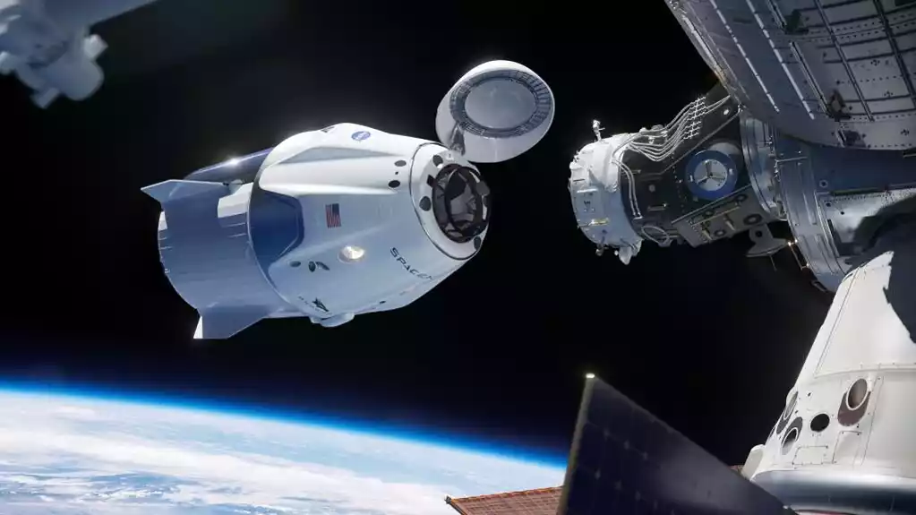 Svemirska posada koristi robotsku ruku da pregleda oštećenu kapsulu