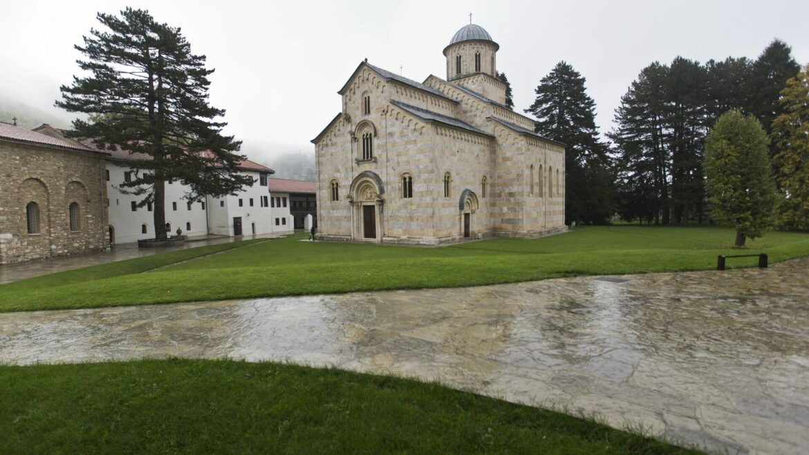 Apel za smirivanje tenzija iz manastira Dečani