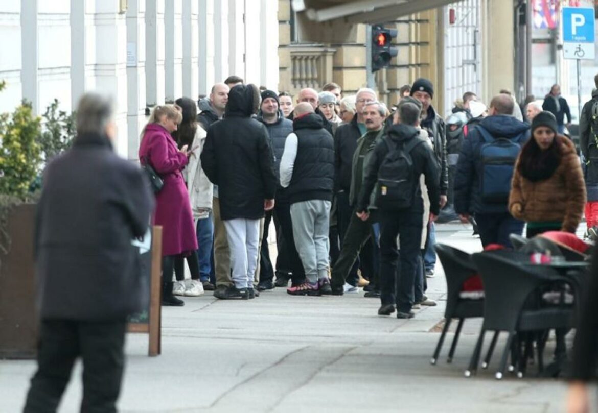 Tri dana pre uvođenja evra u Hrvatskoj gužve ispred banaka