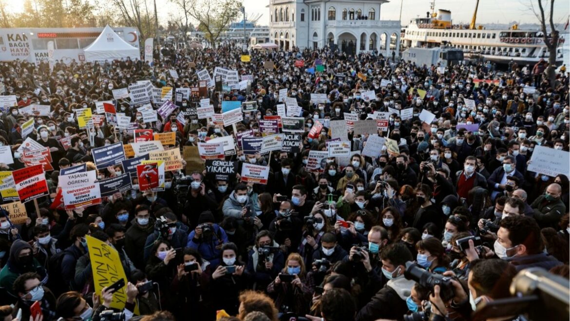 Više hiljada ljudi na protestu u Istanbulu zbog presude gradonačelniku