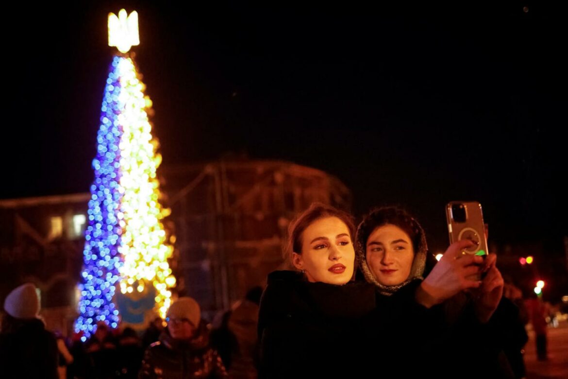 U Kijevu postavljena novogodišnja jelka: „Rusi neće ukrasti Božić“