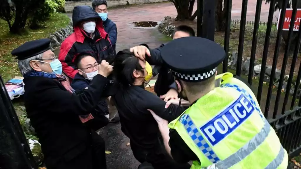 Britanija: Kina povlači diplomate nakon nereda