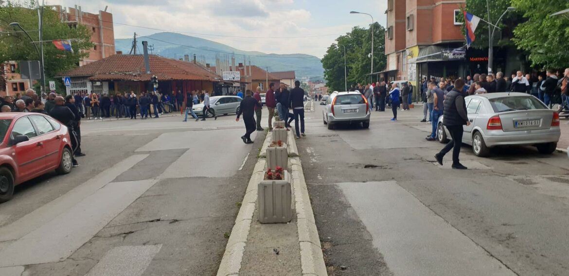 U Severnoj Mitrovici napadnuto vozilo u kom su se nalazili novinari prištinskog portala