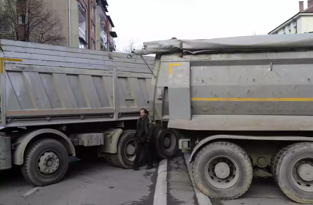 Još nije počelo uklanjanje barikada u Rudaru