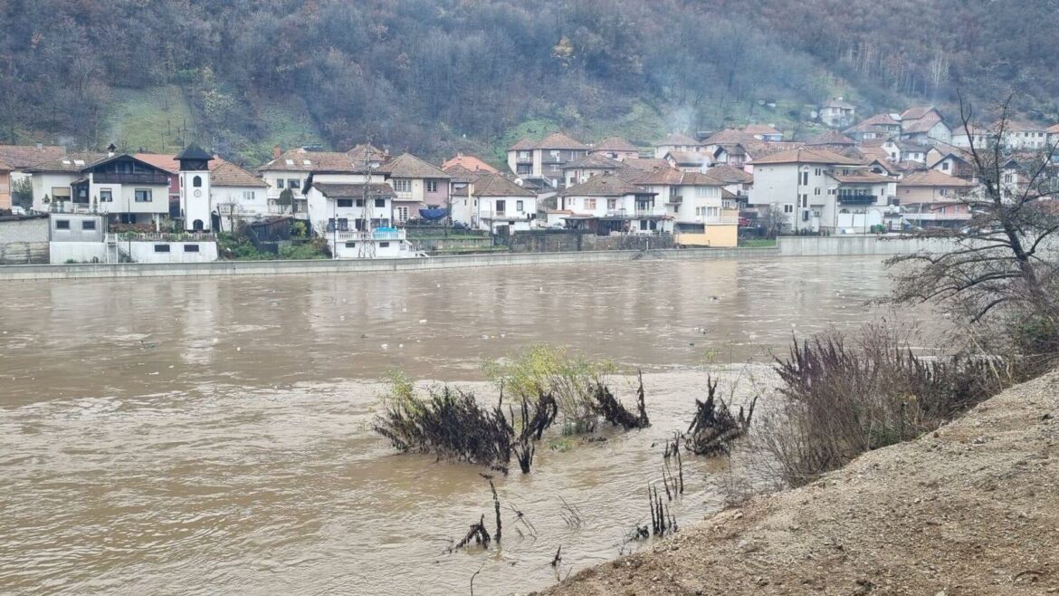 Lim se izlio kod Prijepolja, preti da ugrozi domaćinstva