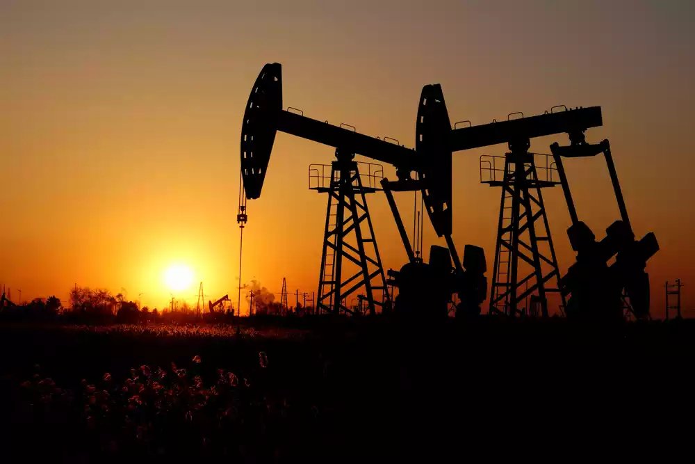 Cena nafte porasla na preko 84 dolara po barelu