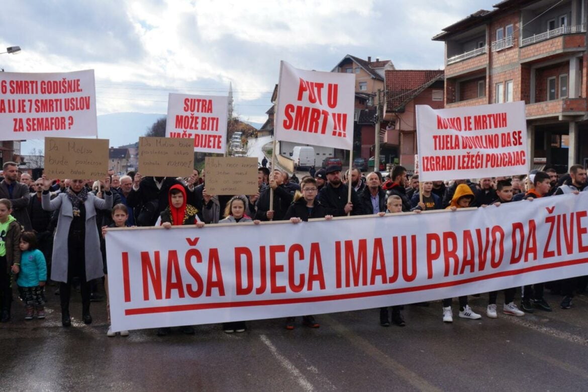 Protest u Novom Pazaru i blokada puta zbog pogibije devojke