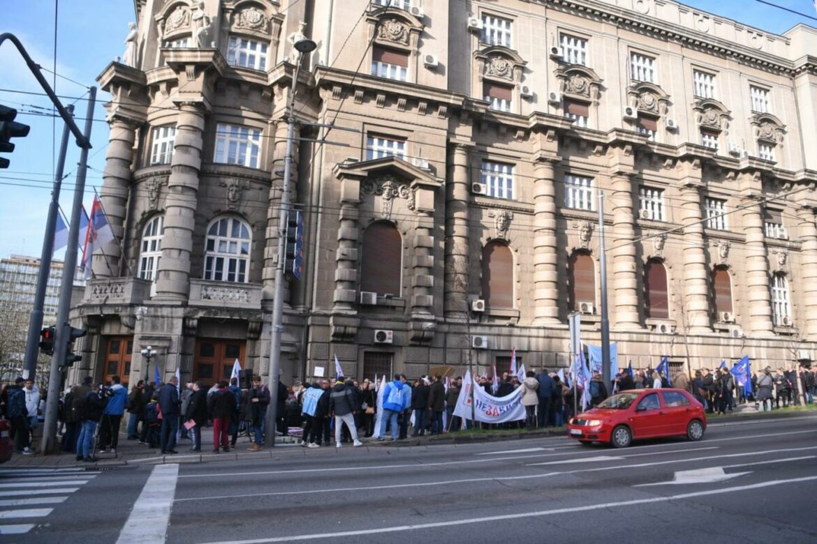 Protest zaposlenih u javnom sektoru ispred Vlade Srbije, blokiran saobraćaj u Nemanjinoj ulici