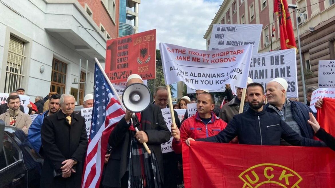 Protesti ispred ambasade Srbije u Tirani zbog situacije na severu Kosova