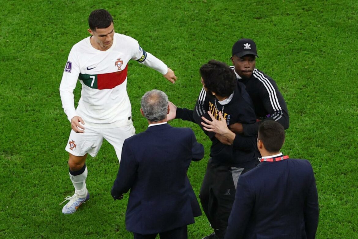 Incident posle meča: Uplakani Kristijano Ronaldo odgurnuo navijača na terenu