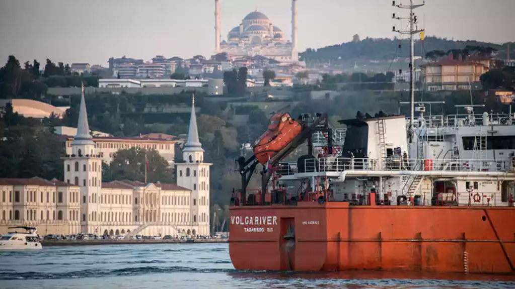 FT: Rusija formira „flotu u senci“ kako bi zaobišla naftne sankcije