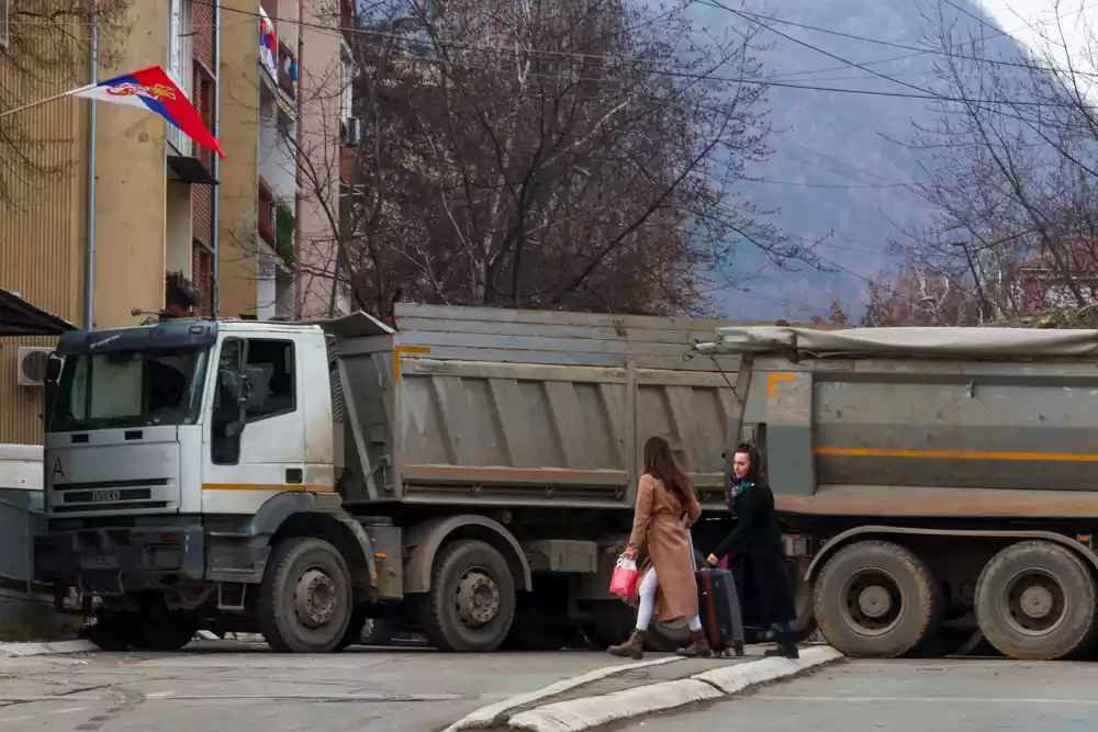 SAD, EU, NATO pozivaju na uzdržanost pošto se granični prelazi Srbije i Kosova zatvaraju