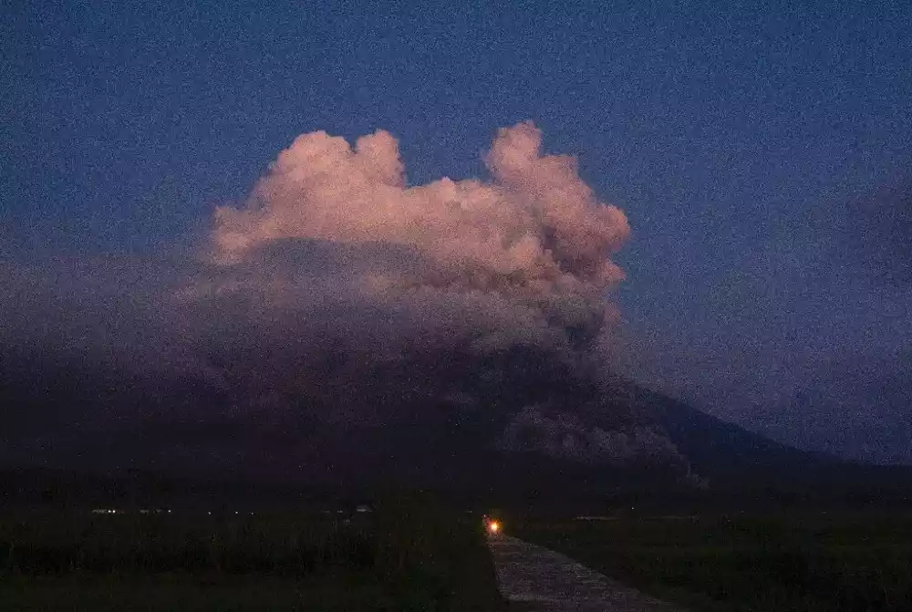 Indonežani se utrkuju da pobegnu od erupcije dok nebo postaje crno