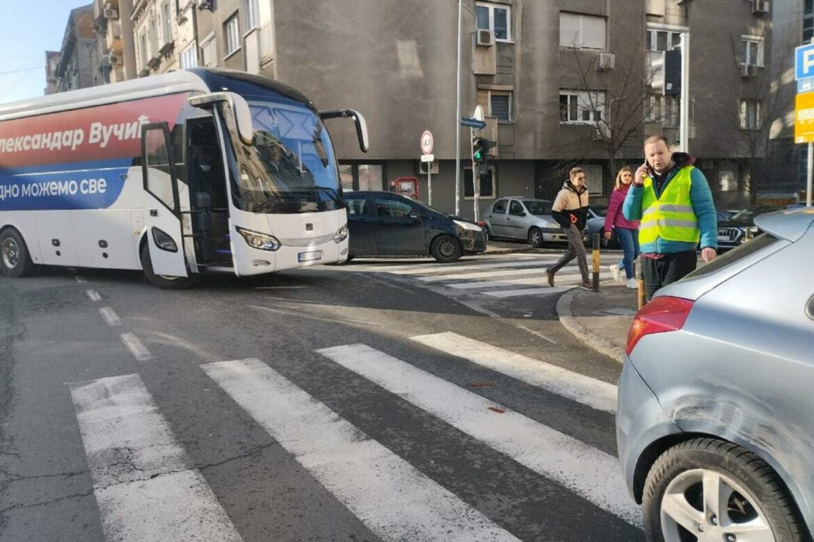 Autobus SNS izazvao udes u centru Beograda