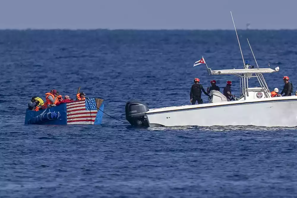 Splav sa američkom zastavom uhvaćen kod obale Havane