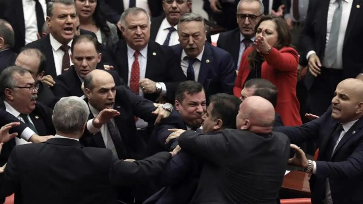 Tuča u parlamentu Turske, poslanik opozicije u bolnici zbog udarca u glavu