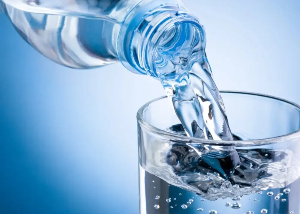 Lekar otkriva zašto nikada ne pije vodu iz plastične flašice: Tokom vrelih dana je najštetnije
