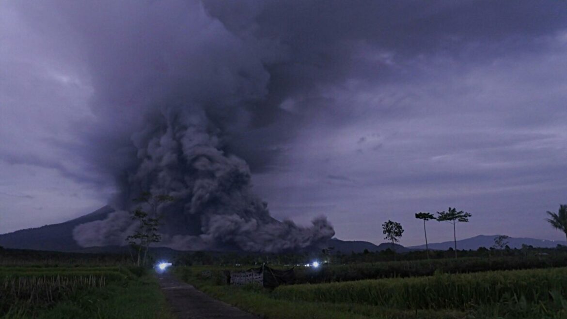 Eruptirao vulkan Semeru u Indoneziji, evakuiše se stanovništvo