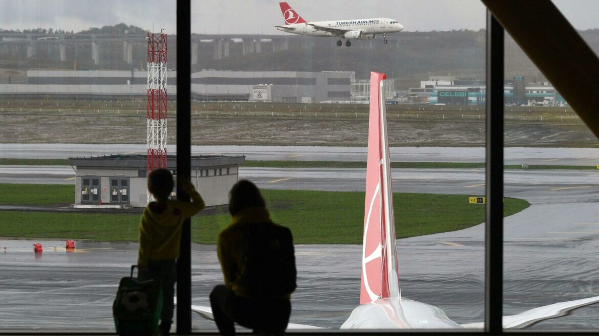 Srpski turisti „zaglavljeni“ na aerodromu u Istanbulu, oglasila se konzulka