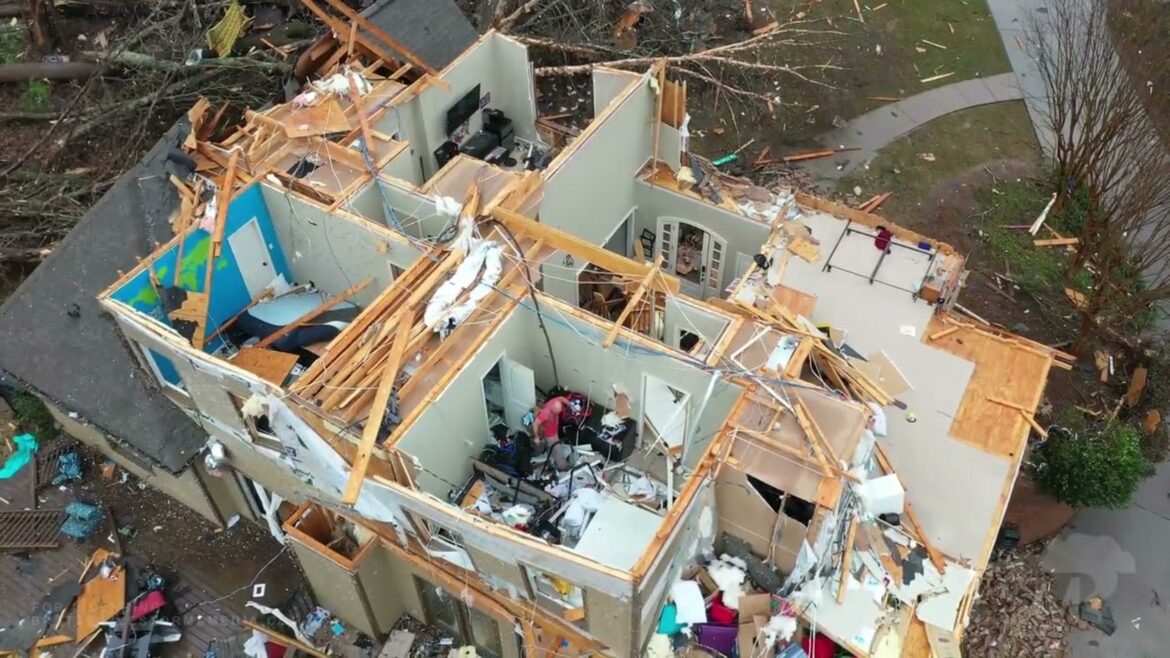 Alabama: Tornado oštećuje zgrade, čupa drveće