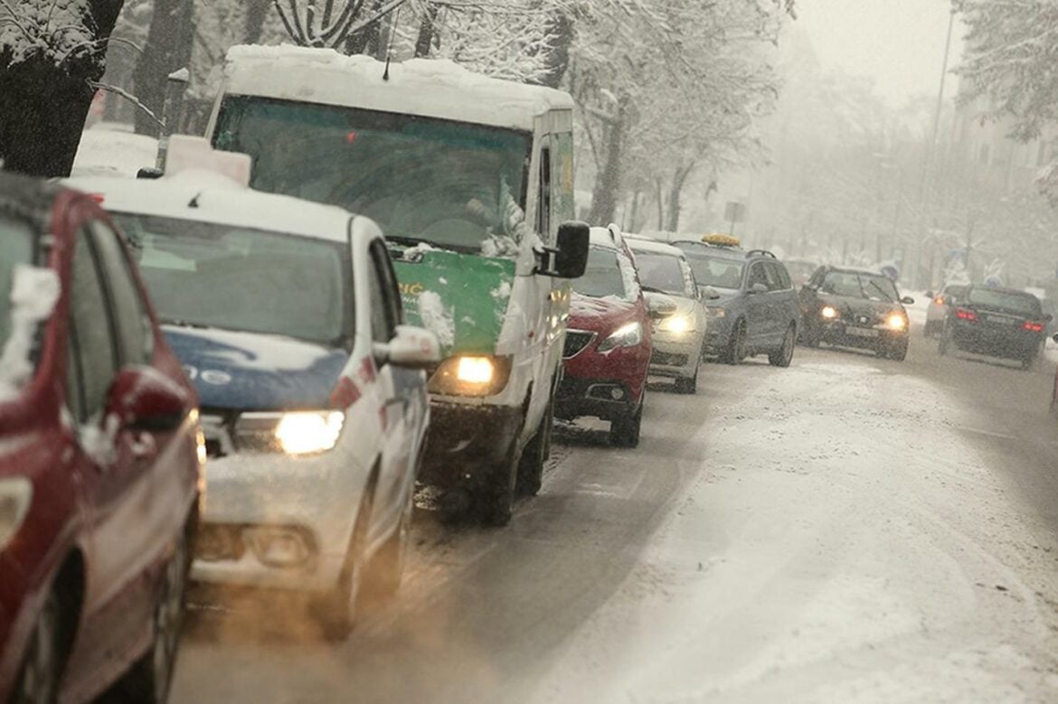 AMSS: Oprez zbog magle, ugaženog snega i klizavih kolovoza