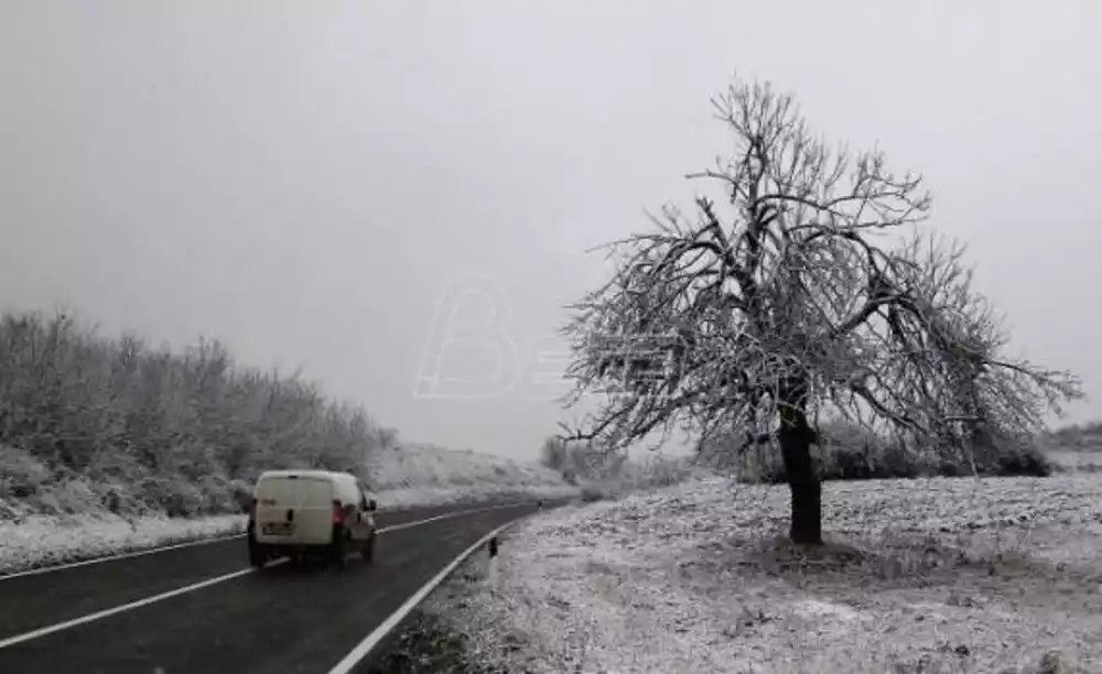 AMSS: Vlažni kolovozi, na planinama zimski uslovi vožnje