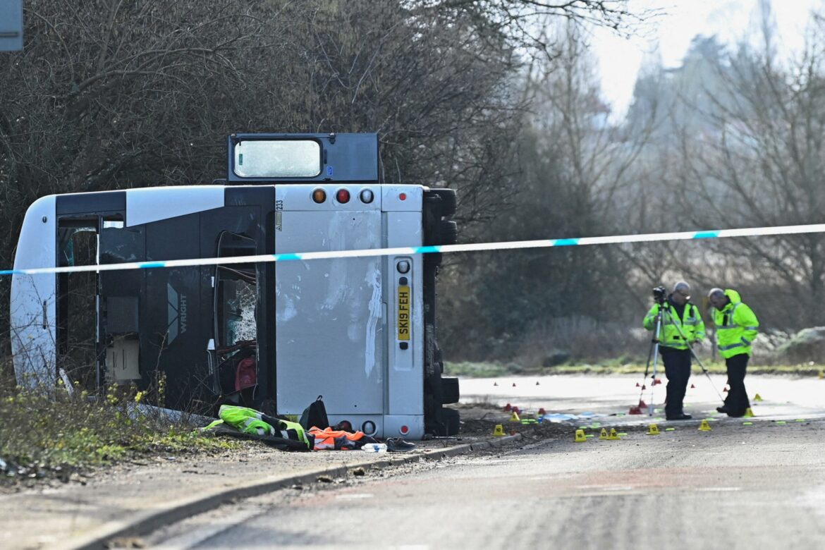 Prevrnuo se autobus u Engleskoj, povređene 54 osobe