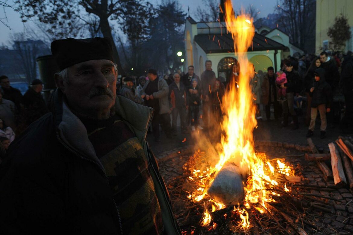 Badnje veče u Srbiji, paljenje badnjaka ispred hramova