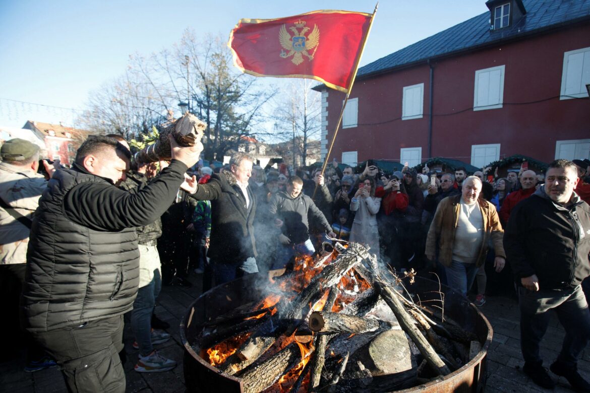 Svečanosti nalaganja badnjaka na Cetinju ponovo na dva mesta, sve proteklo mirno