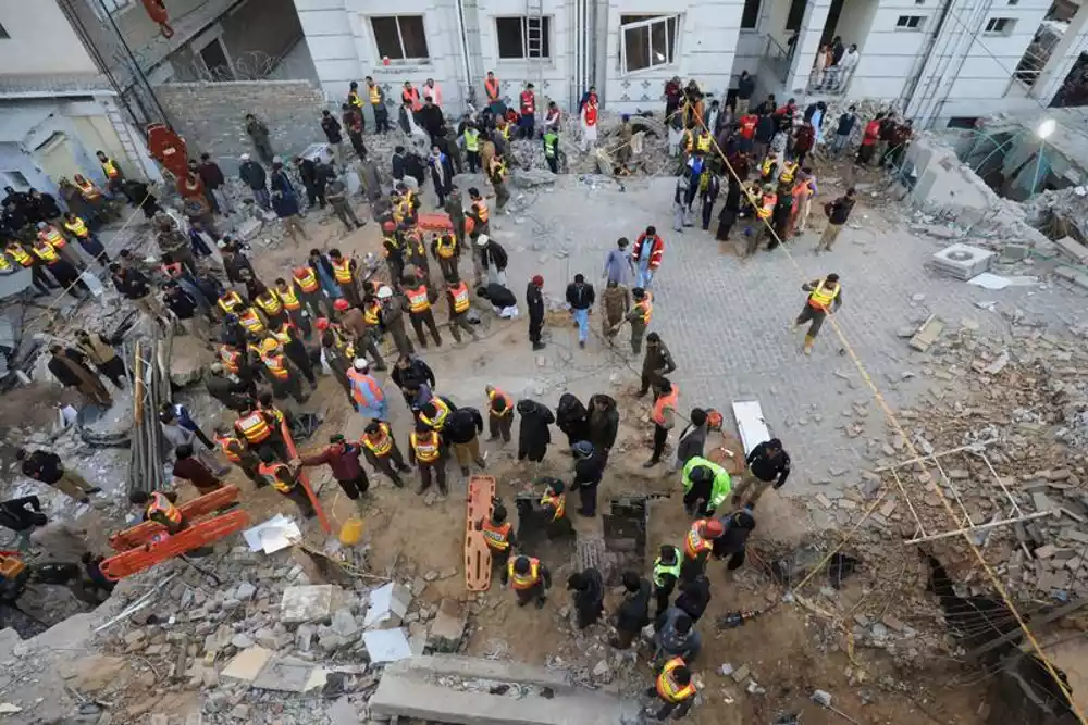 Bombaš samoubica narušio visoke mere bezbednosti, ubio 47 u pakistanskoj džamiji