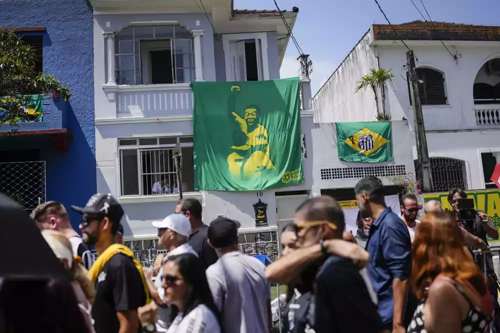 Brazilci žale za Peleom na stadionu na kojem je počeo