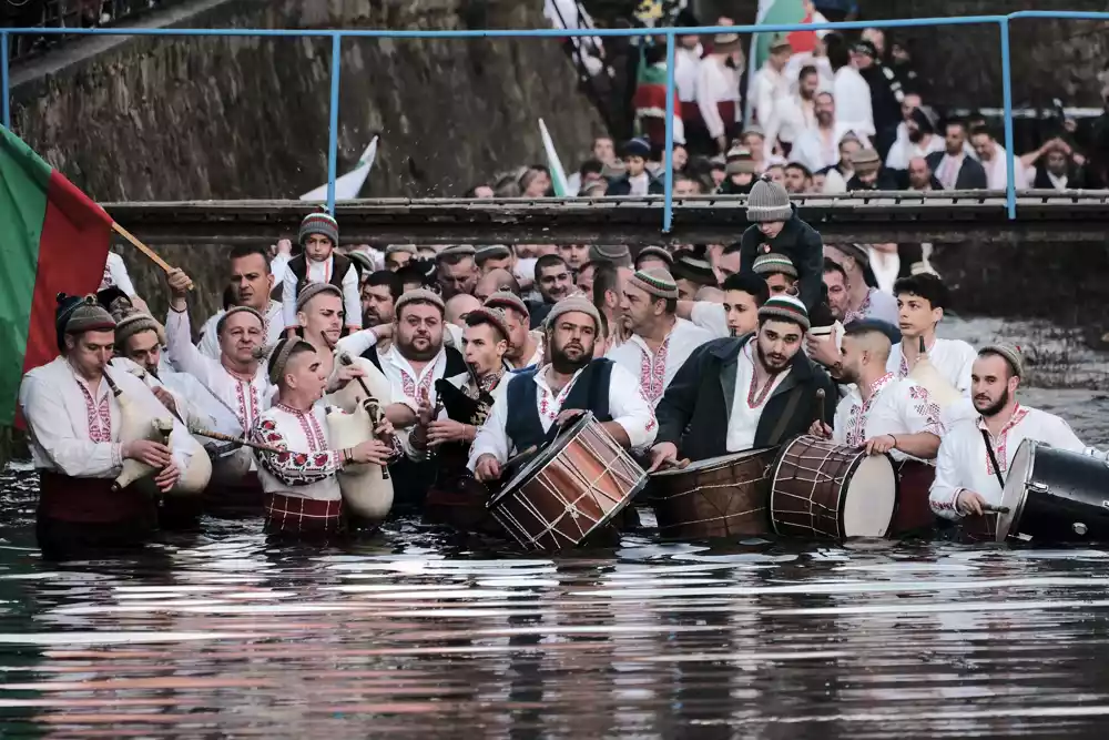 Bugari slave Bogojavljenje uz tradicionalne rituale