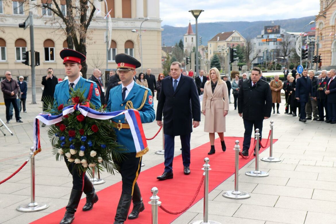 Počelo obeležavanje Dana Republike Srpske – venci na Trgu palih boraca u Banjaluci