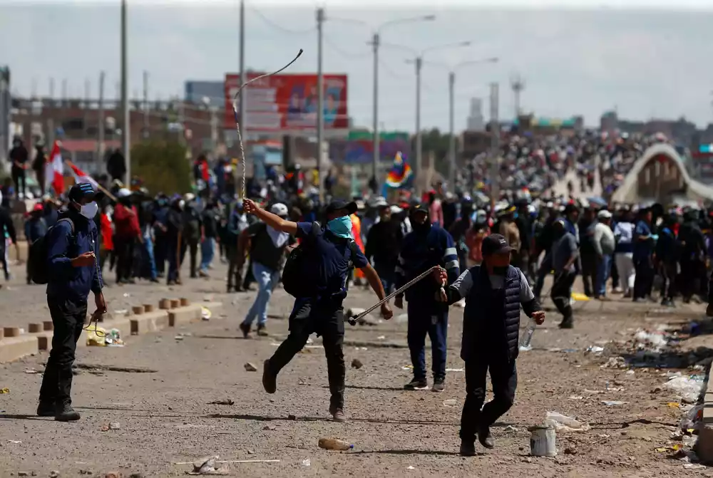 Peru: 4 vojnika se udavila u reci dok su odgovarali na proteste