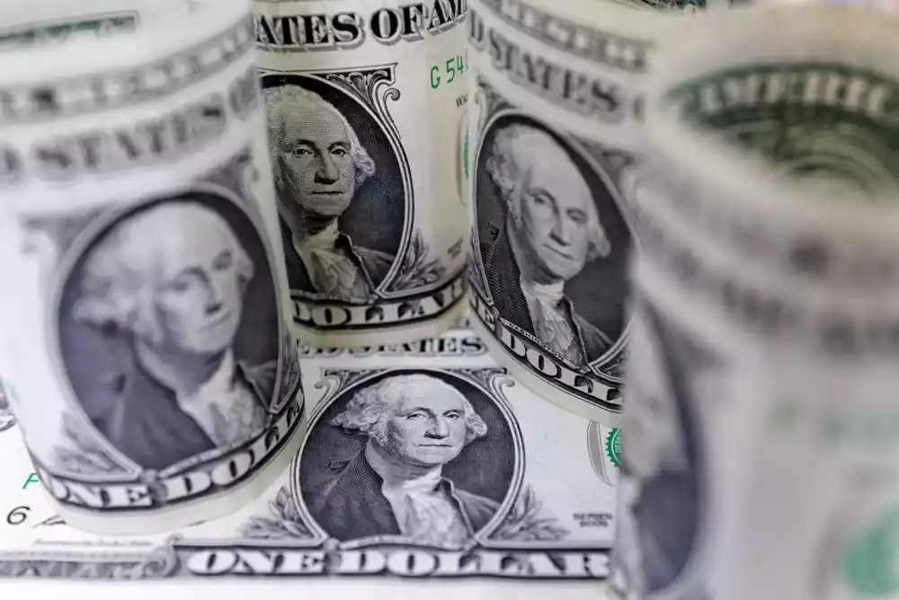 Dolar oprezno stabilan uoči užurbane nedelje centralne banke