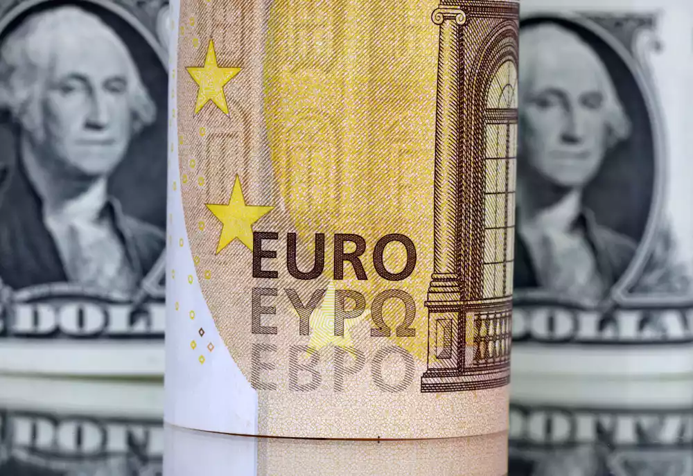 Dolar u padu, evro blizu 9-mesečnog vrhunca