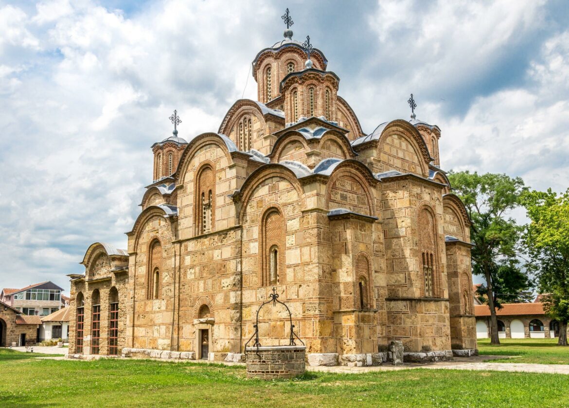 Ambasador SAD i šef misije OEBS na Božićnoj liturgiji u Gračanici