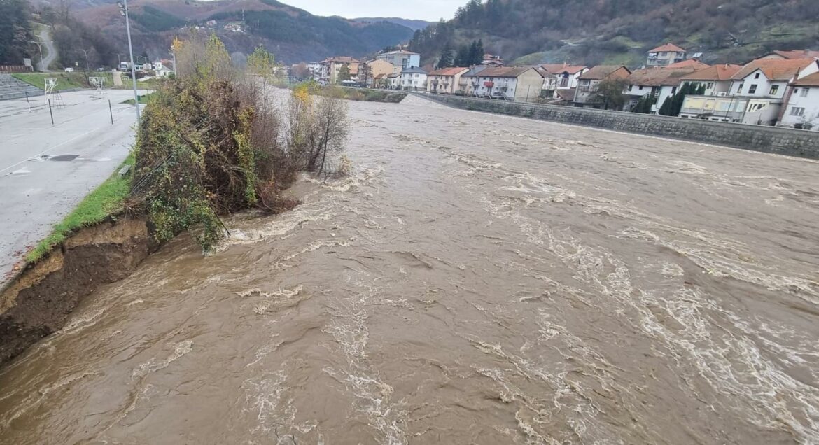 Ibar se izlio na teritoriji Raške, nivo reka u Novom Pazaru i Sjennici značajno opao