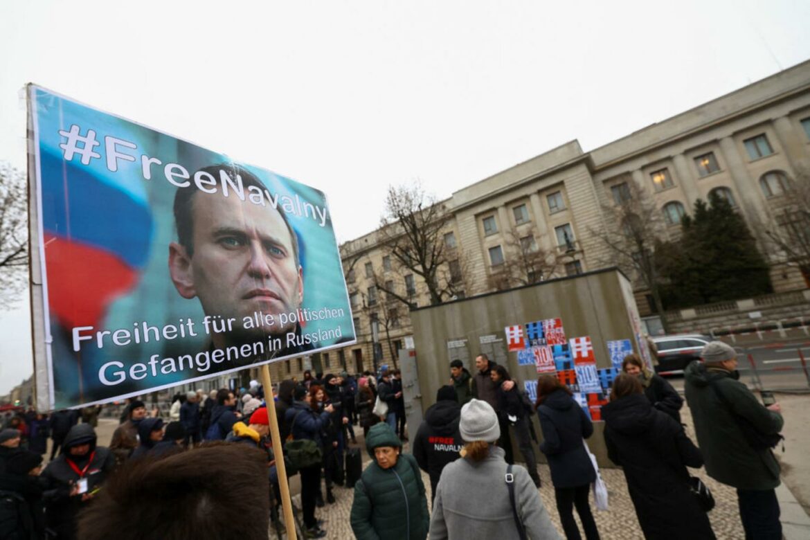 Pristalice Navaljnog postavile repliku ćelije ispred ambasade Rusije u Berlinu