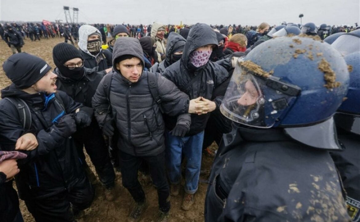 Više od 70 policajaca povređeno tokom evakuacije nemačkog sela Licerat