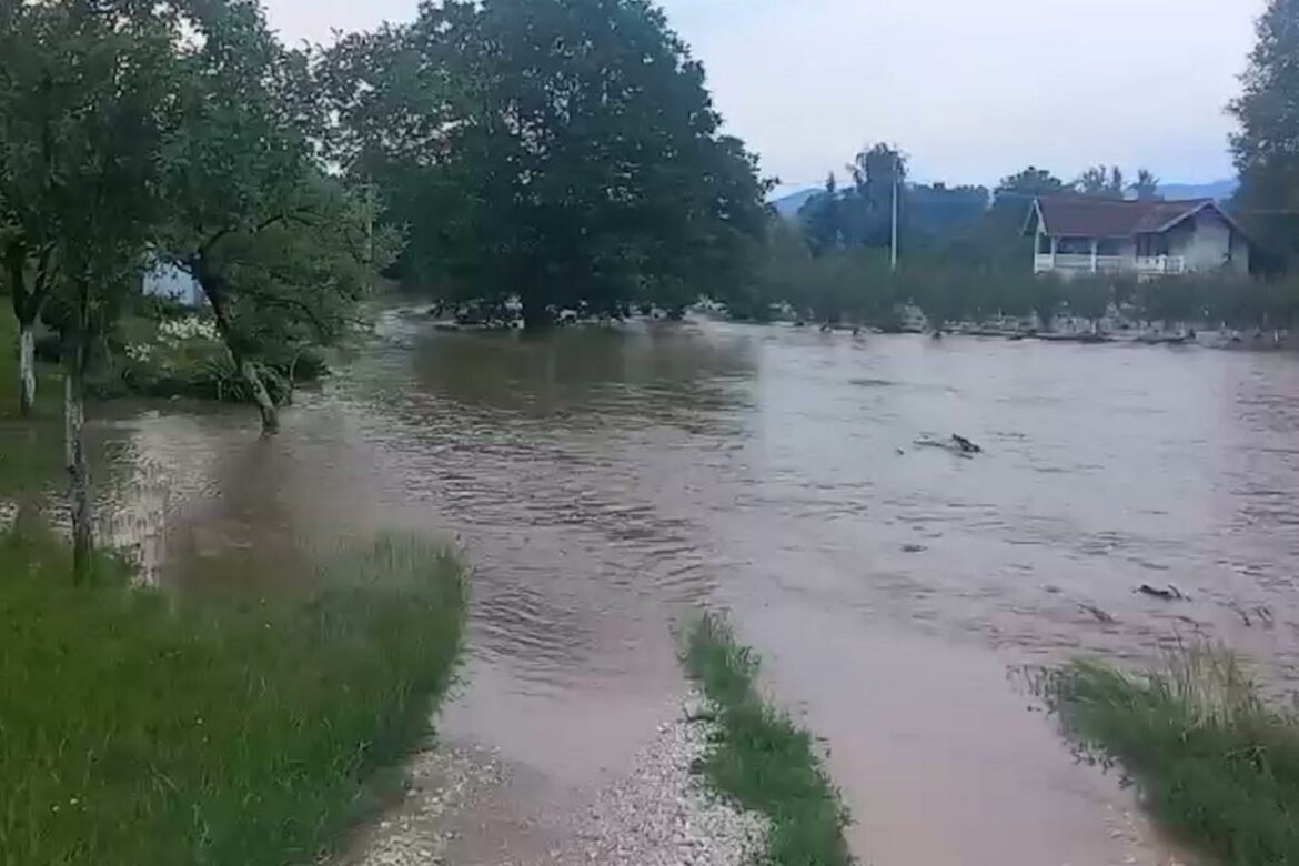 Srbijavode: Vanredna odbrana od poplava uvedena na više reka