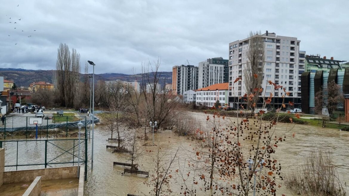 Kurti: Poplave su posledica izgradnje stadionan u severnom delu Mitrovice