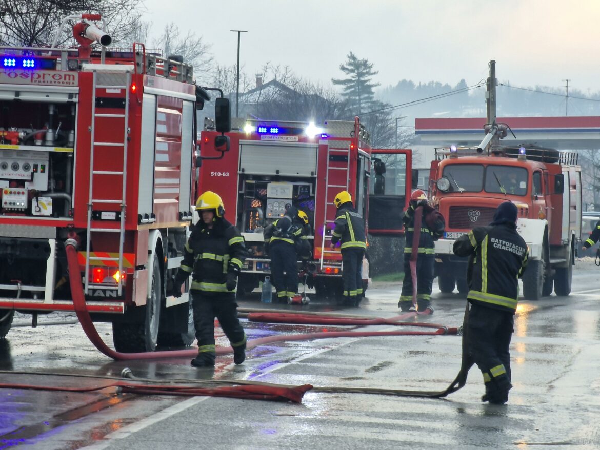 Dve osobe stradale u požaru u Petrovaradinu