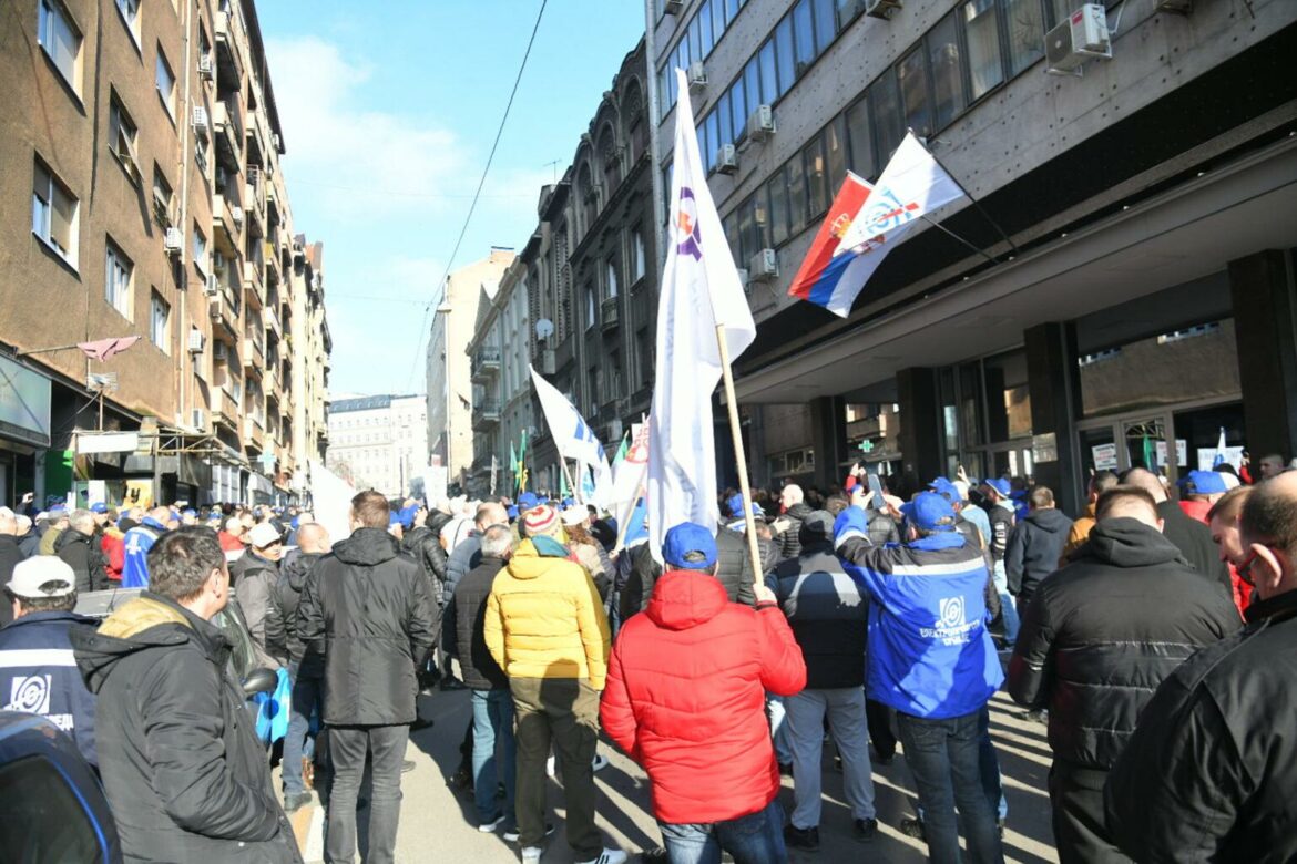 Protest ispred EPS-a, radnici imaju tri zahteva