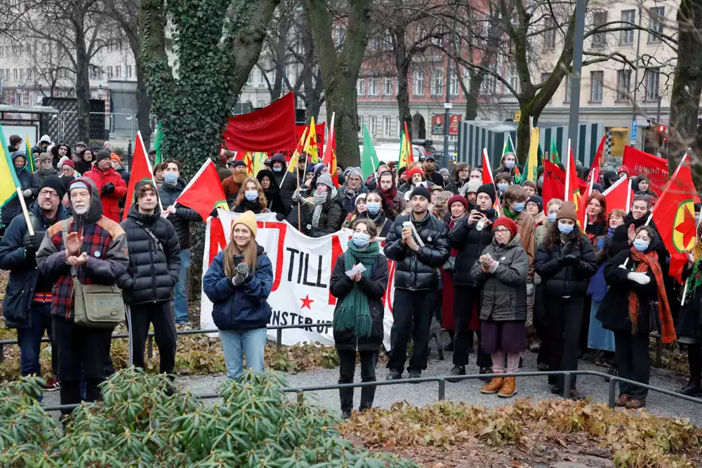 Protesti u Stokholmu, uključujući paljenje Kurana, izazivaju osudu Turske