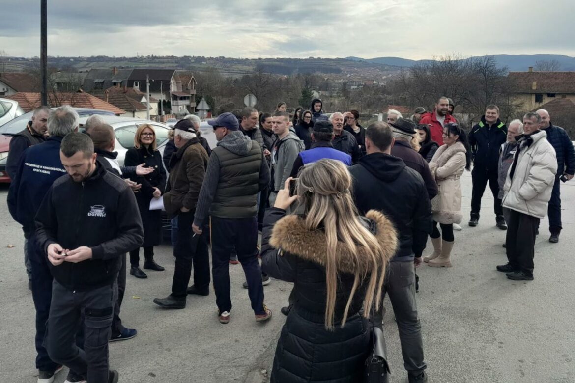 Kragujevac: Predstavnici grada došli na pružni prelaz u Stanovu i razgovarali sa meštanima