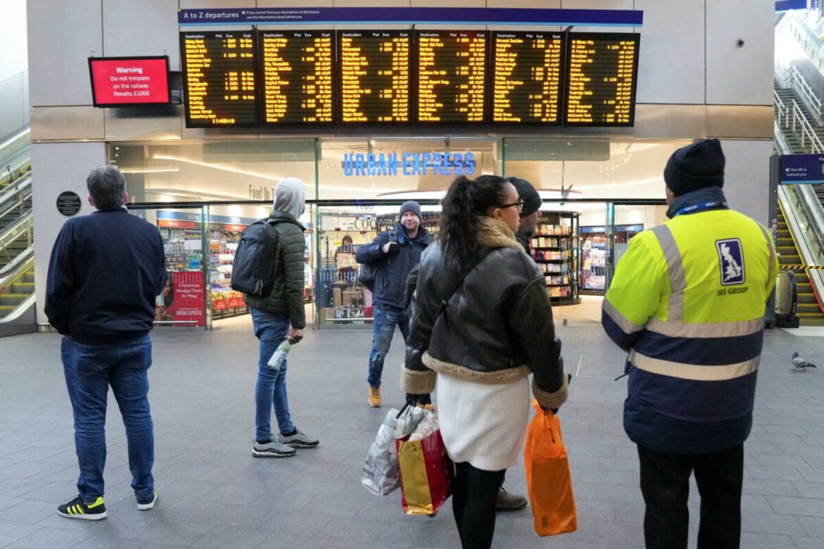 Britanski železnički radnici ponovo štrajkuju, problemi u saobraćaju