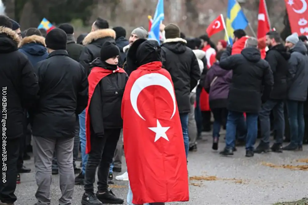 U Stokholmu zapaljen Kuran, švedska zastava u Istanbulu