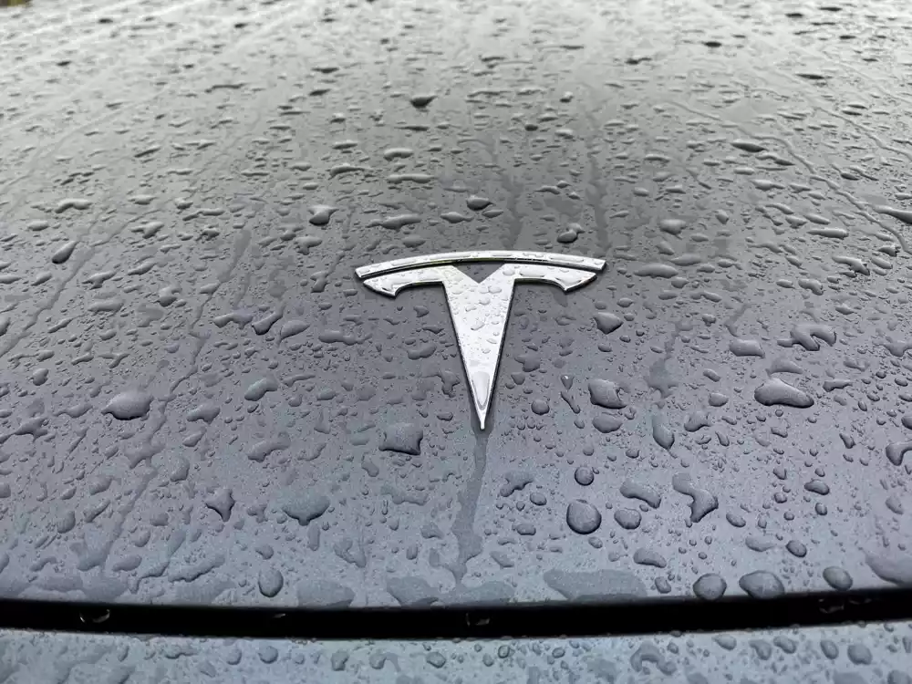 Tesla neznatno nadmašuje kvartalne procene prihoda